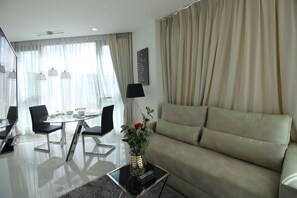 Appartamento (Oceana A66) | Area soggiorno | TV a schermo piatto 42 pollici con canali via cavo, TV