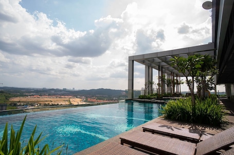 2 outdoor pools