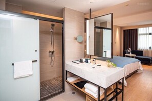 In-room safe, blackout curtains, iron/ironing board, free WiFi - Upper Inn (Hangzhou)