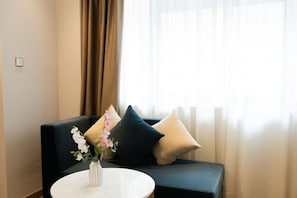 Quarto empresarial, 1 cama King | Cofres nos quartos, cortinas blackout, ferros/tábuas de passar roupa