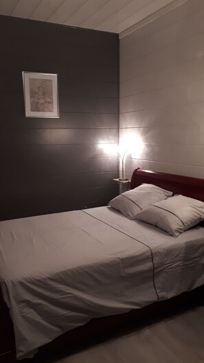 1 habitación, tabla de planchar con plancha, wifi y ropa de cama 
