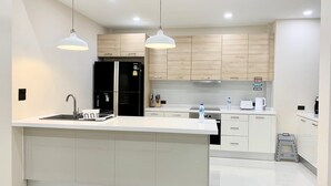 別墅 | 私人廚房 | 大型雪櫃/冰箱、微波爐、焗爐、爐具