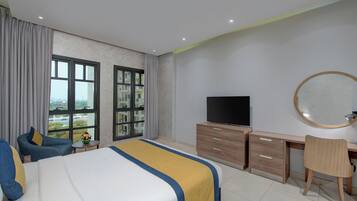 Estúdio superior, 1 cama de casal, vista para a cidade | Vista do quarto