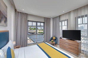 Appartement Deluxe, 1 chambre, vue canal | Surmatelas, coffres-forts dans les chambres, rideaux occultants