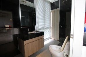 Apartment, 2 Bedrooms | Bathroom | Rainfall showerhead, towels