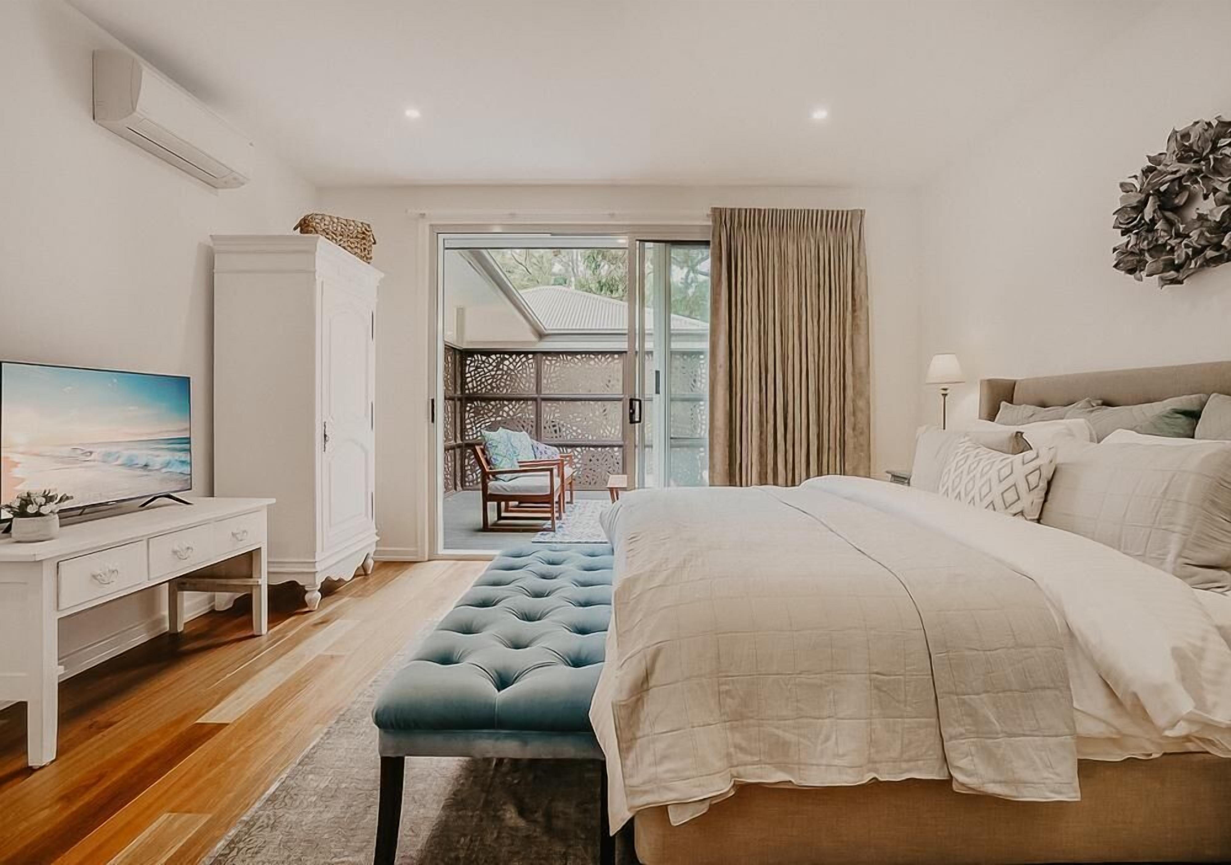 4 bedrooms, iron/ironing board, Internet, bed sheets