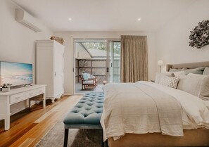 4 slaapkamers, een strijkplank/strijkijzer, internet, beddengoed