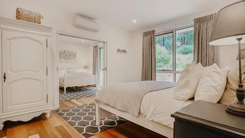 4 bedrooms, iron/ironing board, internet, bed sheets