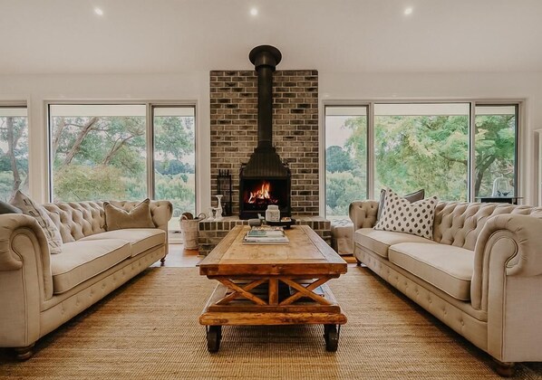 Televisión y chimenea 