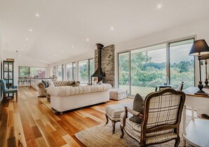 Televisión y chimenea 