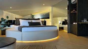 King Suite | Draps en coton égyptien, literie de qualité supérieure, minibar