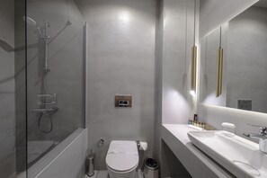 Artículos de tocador de diseñador, secador de pelo, pantuflas, toallas