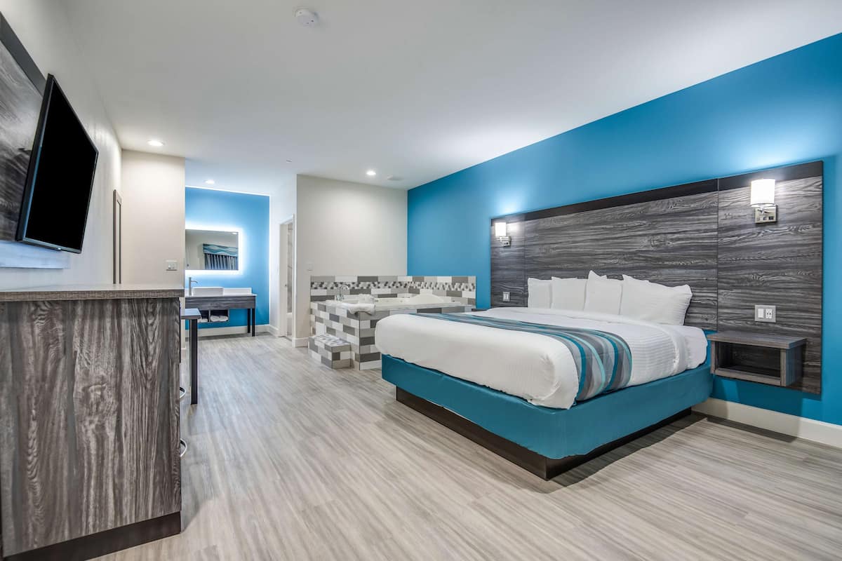 Suite, 1 King-Bett, Raucher, Whirlpool | 1 Schlafzimmer, Schreibtisch, laptopgeeigneter Arbeitsplatz