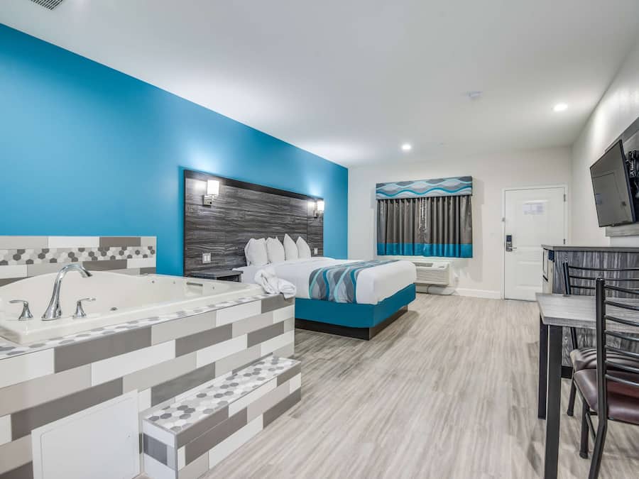 Suite, 1 très grand lit, fumeurs, baignoire à jets | Bureau, espace de travail pour ordinateur portable