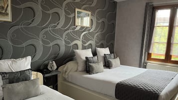Phòng 3 | Trang trí khác biệt, trang bị nội thất với thiết kế riêng biệt, bàn