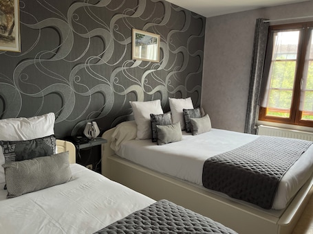 Triple Room | Individually decorated, individually furnished, desk, laptop workspace