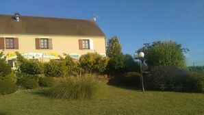 Un bâtiment sur lequel on peut lire l’inscription « Les Grilands du Perche » et le mot « RESTAURANT ».
