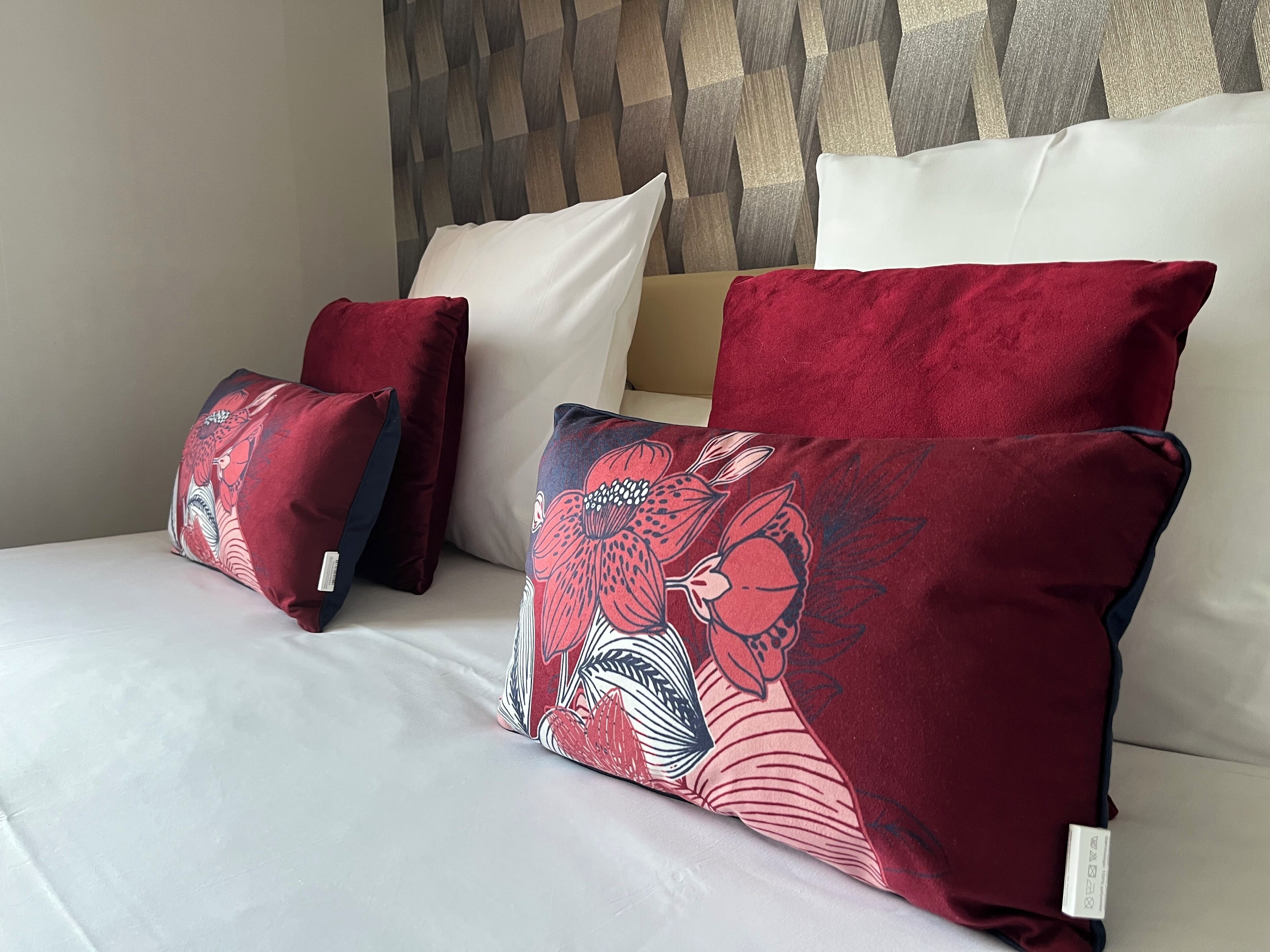 double room | 1 bedroom, individually decorated, individually furnished, desk