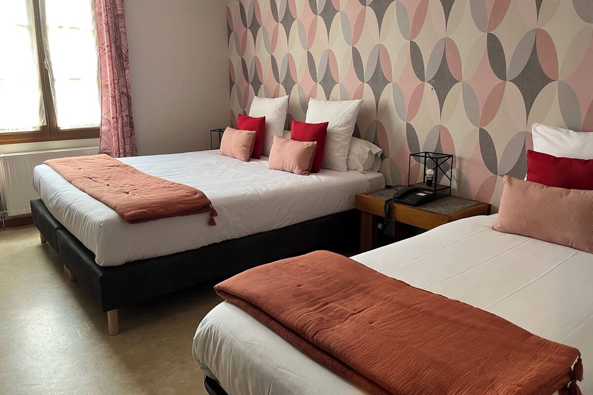 Triple Room | Individually decorated, individually furnished, desk, laptop workspace