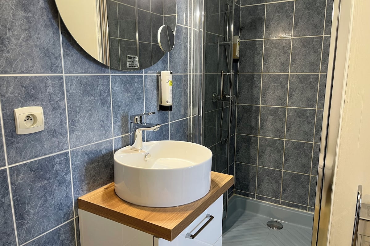 1 bedroom, individually decorated, individually furnished, desk