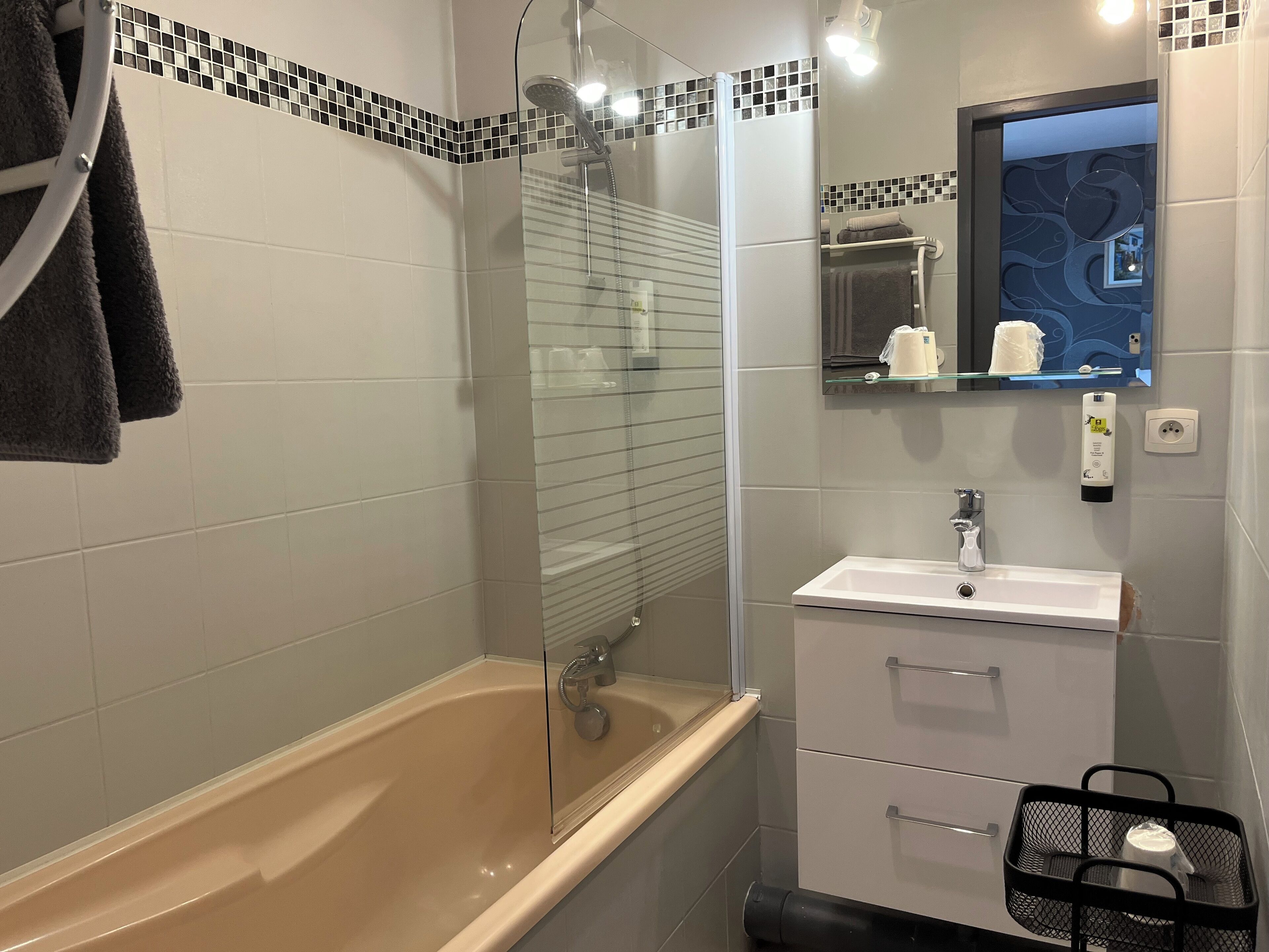 triple room | bathroom | free toiletries, hair dryer, towels, soap