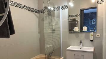 Triple Room | Bathroom | Free toiletries, hair dryer, towels, soap