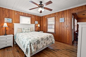 5 bedrooms, WiFi, bed sheets - Classic oceanfront beach escape! (North Myrtle Beach)
