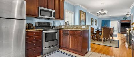 Jääkaappi, mikroaaltouuni, uuni, liesi