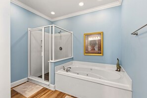Combined shower/bathtub, towels
