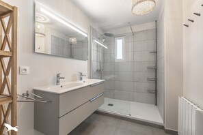 Dusche, umweltfreundliche Kosmetikartikel, Haartrockner, Handtücher