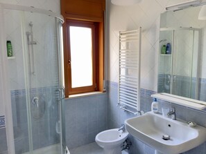 Een bad, een haardroger, een bidet, handdoeken