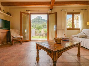 تلفزيون، مدفأة، مشغل دي في دي، تنس طاولة