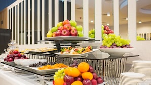 A buffet with various fruits and dishes, including apples, grapes, and a salad. - Z-Hotel Business & Spa (Otwock)