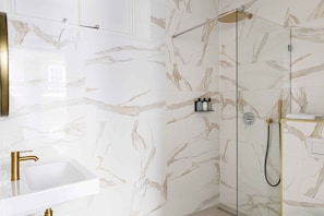 Phòng 2 gi ường đơn Deluxe | Phòng tắm | Buồng tắm vòi sen, đồ dùng nhà tắm được thiết kế riêng, máy sấy tóc 