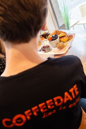 Daily continental breakfast (EUR 12.5 per person)