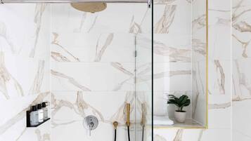 Deluxe Twin Room | Bathroom shower