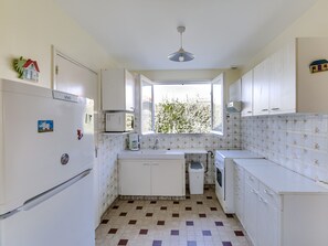 Fridge, microwave, oven, stovetop - Cozy Villa Steps from Beach in Biscarrosse - WiFi, Terrace, Garden, Sleeps 6 (Biscarrosse Plage)