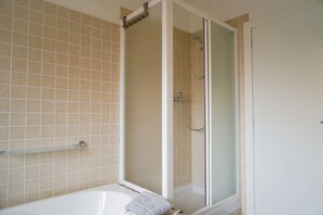 SĂšche-cheveux, serviettes fournies, papier toilette