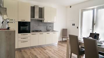 Fridge, oven, stovetop, coffee/tea maker