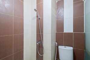 Studio | Bathroom | Shower, rainfall showerhead, free toiletries, towels