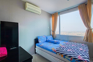 Studio | Desk, soundproofing, free WiFi, bed sheets - Sultan Premiere Sagara (Depok)