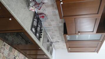 Frigorifero, forno, piano cottura, lavastoviglie