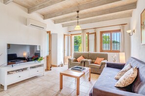 TV, fireplace, DVD player, stereo - Stunning Villa “Sa Sini” with Pool, Garden Air Conditioning & Wi-Fi (BUGER)