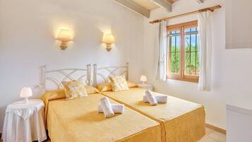 3 bedrooms, iron/ironing board, free WiFi, bed sheets