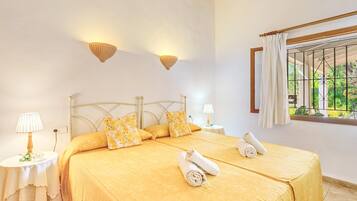 3 bedrooms, iron/ironing board, free WiFi, bed sheets