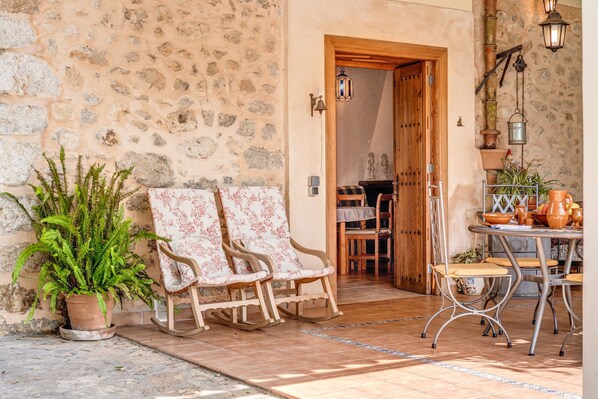 Outdoor dining - Stunning Villa “Sa Sini” with Pool, Garden Air Conditioning & Wi-Fi (BUGER)