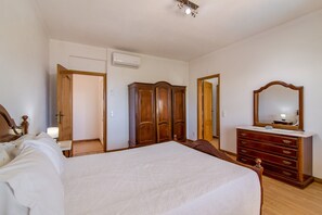 5 bedrooms, iron/ironing board, free WiFi, bed sheets - Holiday Home "Villa Do Lago" with Sea View, Balcony, Garden & Pool (Albufeira)