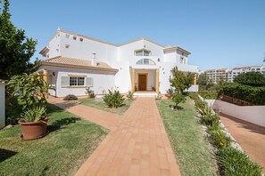 Exterior - Holiday Home "Villa Do Lago" with Sea View, Balcony, Garden & Pool (Albufeira)