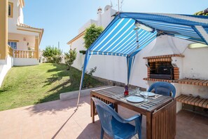 Outdoor dining - Holiday Home "Villa Do Lago" with Sea View, Balcony, Garden & Pool (Albufeira)