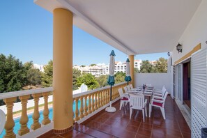 Outdoor dining - Holiday Home "Villa Do Lago" with Sea View, Balcony, Garden & Pool (Albufeira)